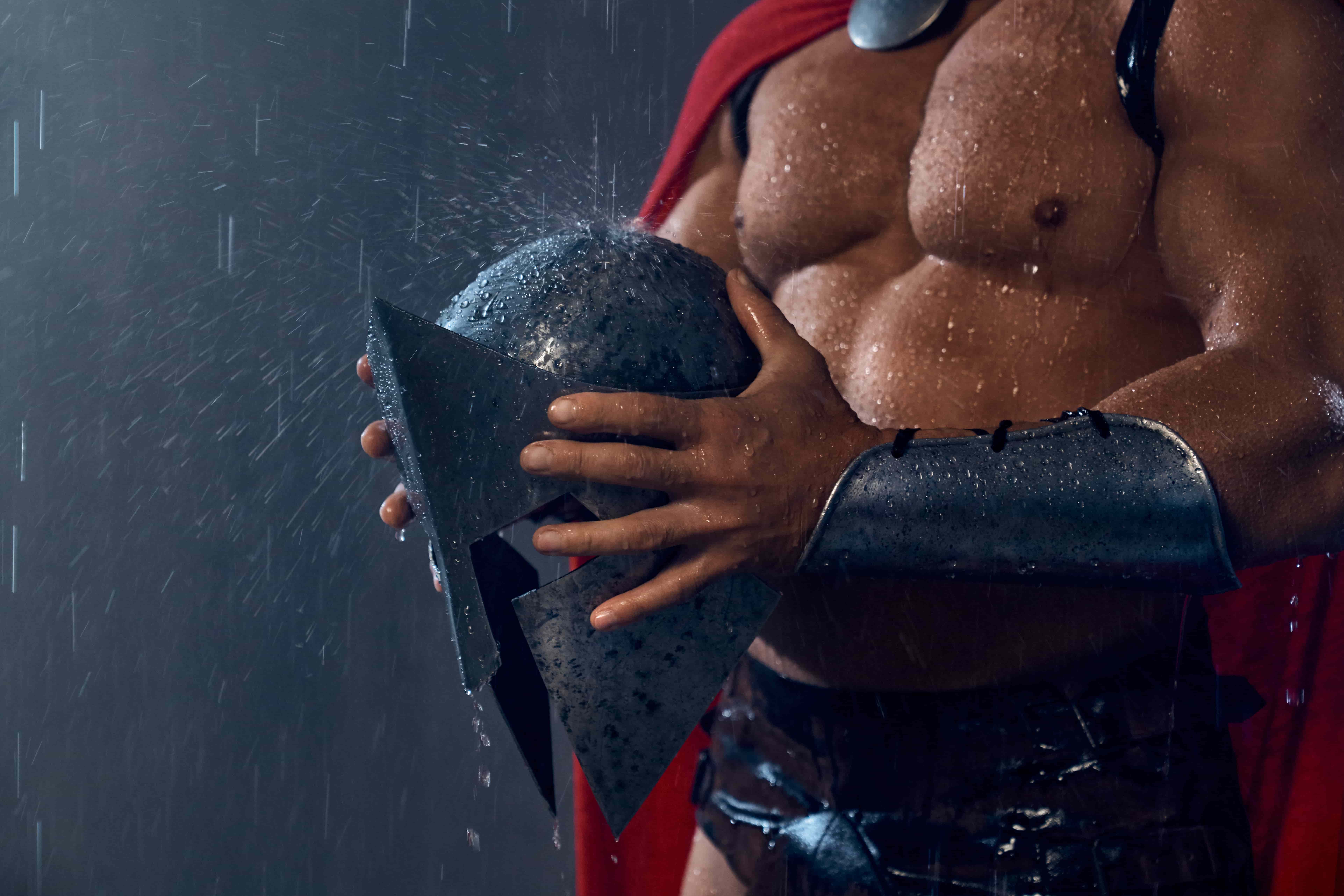 incognito-muskularny-spartan-trzyma-helm-min