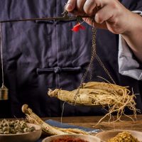 lekarz-medycyny-chinskiej-wybiera-tradycyjna-medycyne-chinska-z-zen-szeniem-min